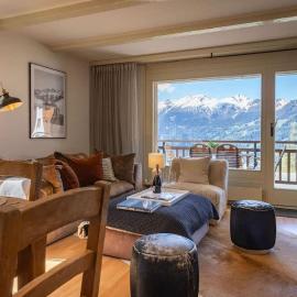 3BR Central Pool Sauna Gym & Views，位于韦尔比耶的酒店