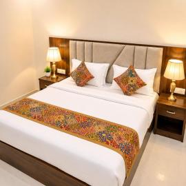 Hotel Urban Inn - The RK Hospitality Group #Prem Mandir #Chaar Dham Fully AC,位于范兰德凡的酒店