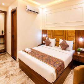 Hotel Royal Residency - #Prem mandir#chaar Dhaam #Inhouse Parking #Free internet #Hygiene Guarantee，位于范兰德凡的酒店