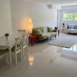 2 Blocks to Beach Luxury 2BR Condo Pool gym Sleeps 9，位于迈阿密海滩的酒店