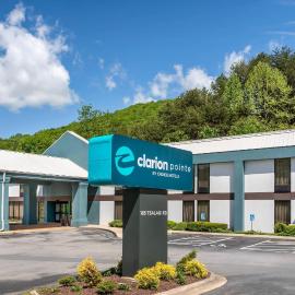 Clarion Pointe Cherokee,位于切罗基的酒店