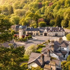Powerscourt Arms Hotel，位于恩尼斯凯里的酒店