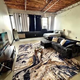 Spacious Corktown Loft Near Downtown, Riverwalk & Michigan Central - 420 Friendly，位于底特律的酒店