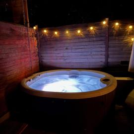 Luxury Duck Pond Glamping Hot Tub, Alpacas, Stars，位于达尔斯的酒店
