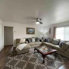 "Penny-3-1half" Beautiful 3 bedroom home with hardwood floors, laundry and AC in Riverside!