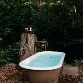 Luxury Glamping Creek-side, Soaking Tub, Alpacas，位于达尔斯的酒店