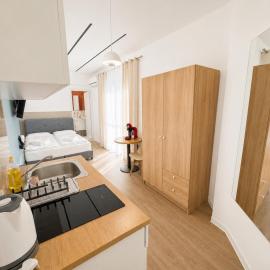 Modern Studio 8 Balcony Kitchenette Bathroom，位于利马索尔的酒店
