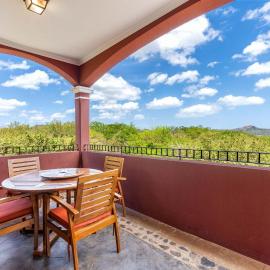 Recently Renovated Luxury Condo with Resort-Style Beach Club Access and Ocean Views，位于普拉卡海尔的酒店