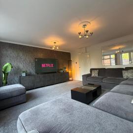Emerald Manor - Free Parking - Free Wifi，位于Sheldon的酒店
