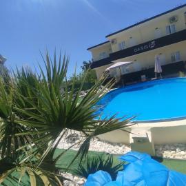 Oasis luxury apartments，位于Monastirákion的酒店