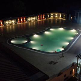 Infinity Hotel & Resort, Chikani , Alwar，位于阿尔瓦尔的酒店
