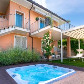 Intera casa con due appartamenti indipendenti e vasca idromassaggio a Barbaresco, Langhe