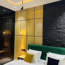 J&E luxury Apartment and lounge limited，位于瓦里的酒店