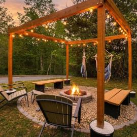Family Cabin with Hot Tub, Theater, Game Room, Wifi, & Sauna，位于赛维尔维尔的酒店