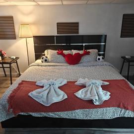 Spacious Basement Lower Suite 3BR Home Stay 1 King 2 Queen Beds 2 Car Parkings FIFA 2026，位于皮克灵的酒店