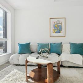 Home Richmond Hill 2 bed 2 bath Parking，位于列治文山的酒店