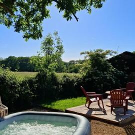 Roulotte - tiny house de la Ferme de la Chevêche，位于Fosses-La-Ville的酒店