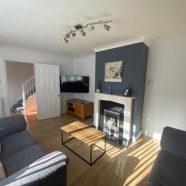 Convenient 3 bed home with parking in Basingstoke，位于贝辛斯托克的酒店