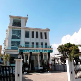 Hotel Maurya Greens，位于Banbāsa的酒店