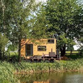 Tiny House am Naturteich mit Grill & Kamin - bis 5 Personen，位于Großharthau的酒店