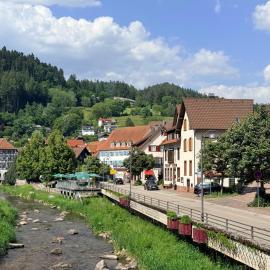 Zur alten Brücke，位于希尔塔赫的酒店