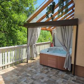 Apartment Jurček with jacuzzi & sauna，位于卢斯的酒店