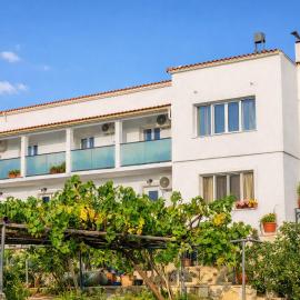 "The Veranda at Acharavi", Lakis Home - Bright and Spacious Apartment in the Centre of Acharavi, Walking Distance to the Beach