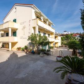 Apartments and rooms by the sea Jakisnica, Pag - 4053，位于伦的酒店