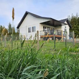 Little White Farmhouse Haven，位于Sagle的酒店