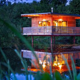 Spektakuläres Tiny House im Teich mit Terrasse und Kamin，位于Großharthau的酒店
