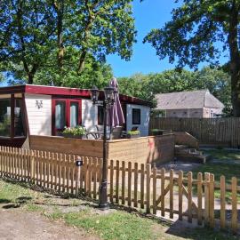 Chalet Vuurvos - sfeervol chalet met omheinde tuin, midden in de bossen van Drenthe，位于伊科斯特的酒店