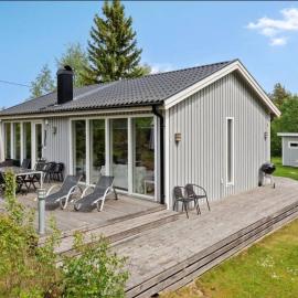 Family-friendly house close to the beach in Roslagen，位于诺尔泰利耶的酒店