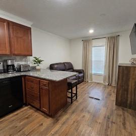 Tiny Home with Grill Laundry Deck Desk，位于凤凰城的酒店
