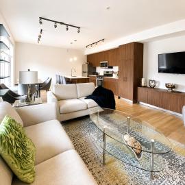 Brand New 3-Bedroom Condo in the Heart of Sidney，位于悉尼的酒店