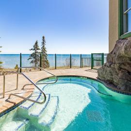 Panoramic Lake Views King Bed Studio, Whirlpool and Hot Tub，位于图哈伯斯的酒店