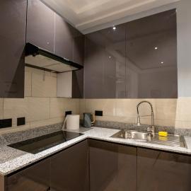 Studio Room with Kitchen, Accra - 2C，位于Lapaz的酒店