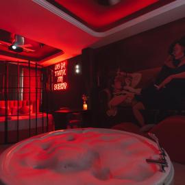 Orsom Stay Rooms with Jacuzzi Sector 53 Gurgaon，位于古尔冈的酒店