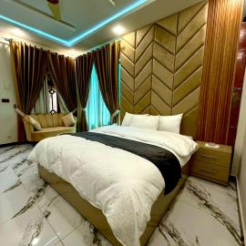 Rose Palace Hotel With Mountain View Swat, Umairs Haven Residences Swat，位于Mingora的酒店