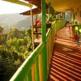 Hostal y Camping Los Girasoles，位于萨兰托的酒店