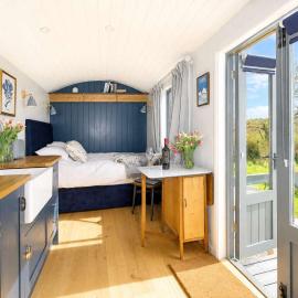 Cosy Hut with Sea Views & Outdoor Shower，位于锡德茅斯的酒店