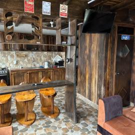 Bonito departamento céntrico con cocina y parqueadero，位于巴尼奥斯的酒店