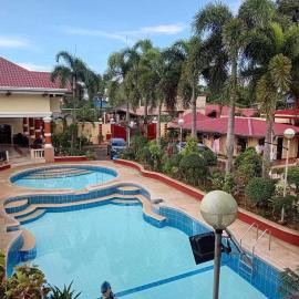 Townhouse Sentosa Elenita Private Resort，位于洛斯巴尼奥斯的酒店
