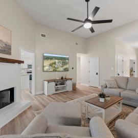 NEW Southern Oaks Retreat Sleeps 8 in Luxury，位于Rincon的酒店