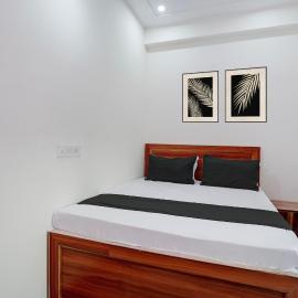 spot on Hotel Royal Inn，位于加济阿巴德的酒店