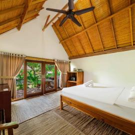 Kaia Raya Surf Lodge，位于Maluk的酒店