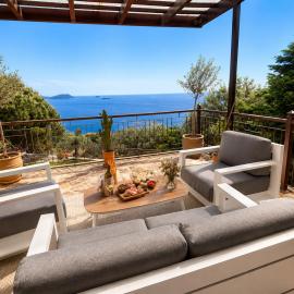 Villa Calliopé avec vue imprenable, jardin et piscine privée，位于格洛萨的酒店