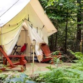 King Deluxe Glamping Tent w/ Private Raised Deck, Fire Pit, Gas Grill, Pet-Friendly Stay in Broadalbin, New York，位于Broadalbin的酒店