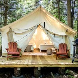 Boutique Queen Suite Glamping Tent with Two Queen Beds, Patio Dining, Grill, Pet Friendly in Broadalbin, New York，位于Broadalbin的酒店