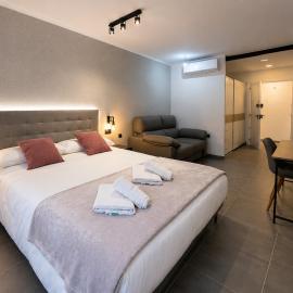 AH Rentals Suites，位于比纳罗斯的酒店