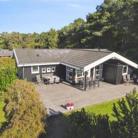 Excellent Cottage With Sauna And Spa 10 Persons，位于霍伊比的酒店